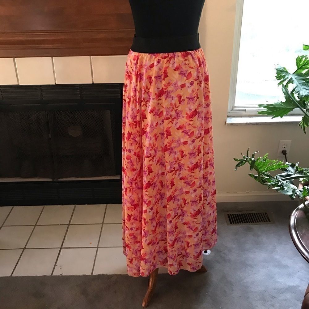 🌈NWT Lucy Size Small LuLaRue Skirt!